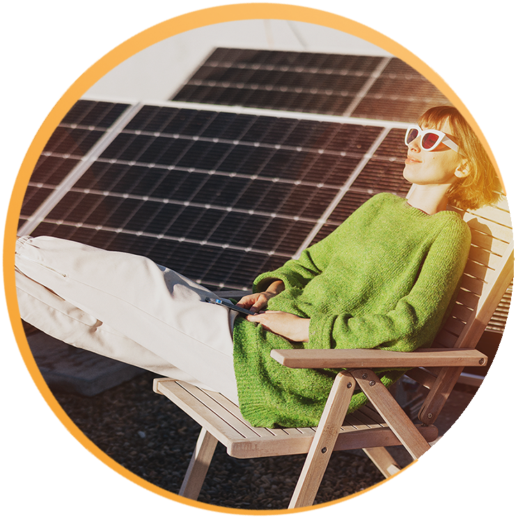 Sonnenstrahlen über Photovoltaikmodulen