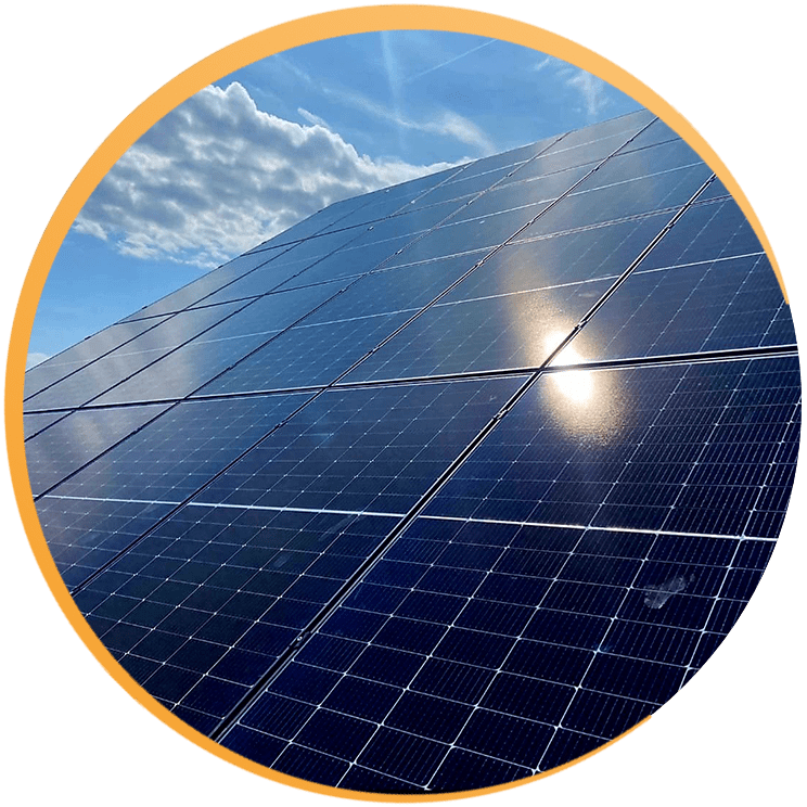 Sonnenstrahlen über Photovoltaikmodulen in Würzburg und Umgebung
